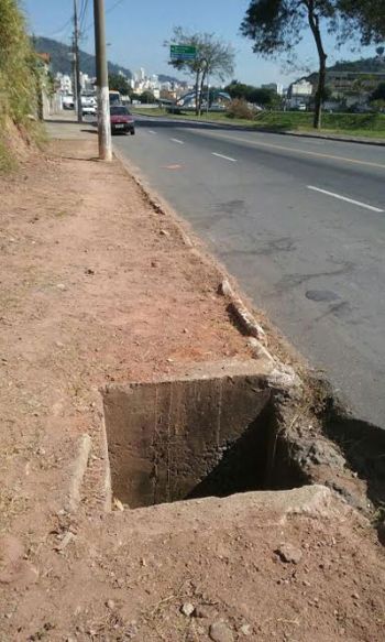 Perigo para pedestres, ciclistas e motoristas próximo ao Tupynambás (José Magno Lacerda de Andrade) 