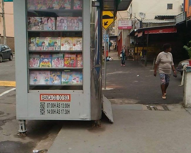 Placa que indica quebra-molas foi instalada atrás de banca no Cidade do Sol