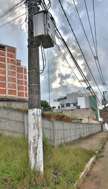 Problema com a fiação do poste no Bairro Aeroporto (Fernando Priamo /17-05-16)