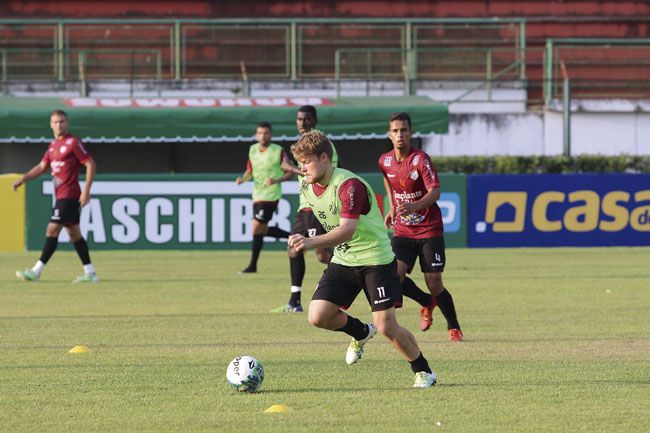 Recém-contratado Rodolfo Mol substituiu Hélder na zaga  (Fernando Priamo)