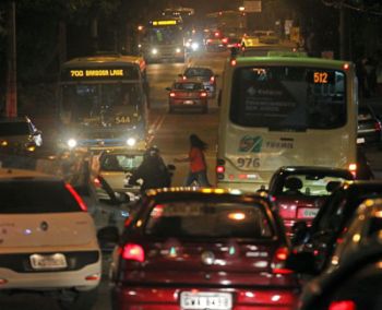 Trânsito intenso na Avenida dos Andradas dificulta travessia dos pedestres