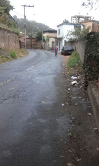 Trecho em curva da Rua Joaquim Marques Coimbra tem difícil acesso para pedestres (Rafael Chaves Rodrigues)