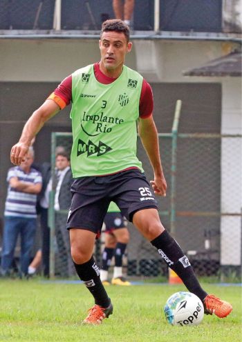 Zagueiro Heitor volta ao time com a braçadeira de capitão (Leonardo Costa/tupifc.esp.br)