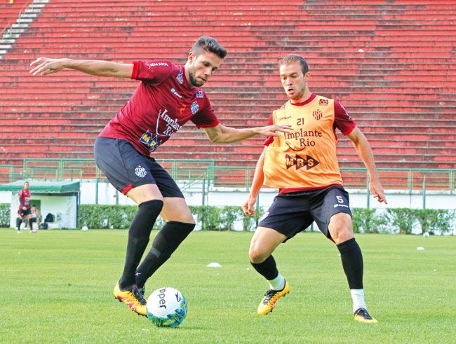 Zagueiro Rodolfo Mol, 12º reforço carijó (com a bola), foi apresentado ontem (Leonardo Costa)