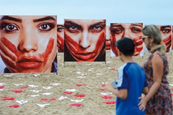 A ONG Rio de Paz promoveu, na Praia de Copacabana, ato público contra o abuso sofrido por mulheres (Tânia Rêgo/Agência Brasil)