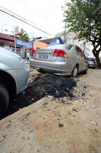 Acumulado de terra e massa asfáltica estão na Rua Barão de Santa Helena (Olavo Prazeres/22-06-16)