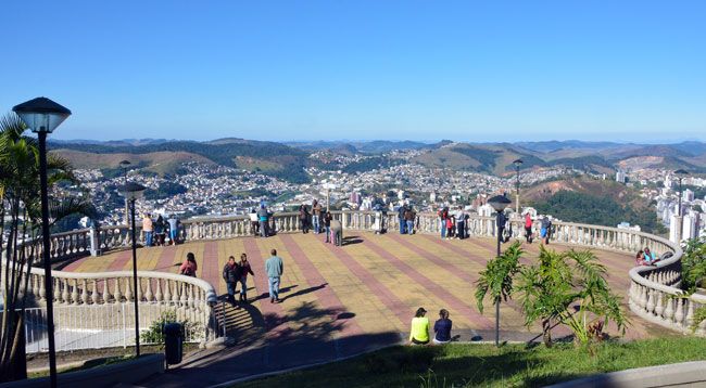 Sensação térmica de -2 graus 3 Após o município ter registrado 7,2 graus na madrugada, juiz-foranos aproveitaram o sol do início da tarde e a bela vista do Morro do Cristo (Marcelo Ribeiro/13-06-16)
