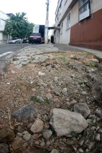 Buraco na pista da Rua Amazonas e problema na calçada da mesma rua, no Poço Rico (Fotos Fernando Priamo/01-06-16)