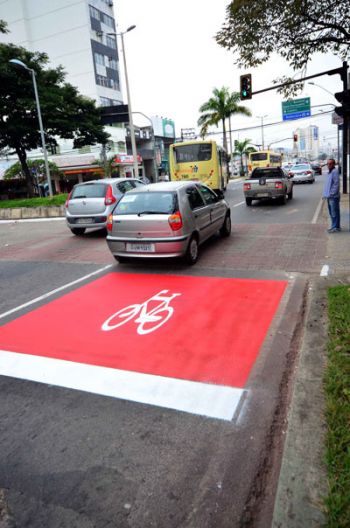 Instalação de ciclorrotas começa pela Rio Branco 2 Ciclistas defendem que ciclorrota legitima o espaço das bicicletas no perímetro urbano (Olavo Prazeres/15-06-16)