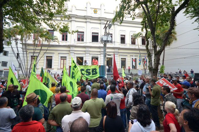 Depois de passar por ruas centrais, protesto terminou em frente à Câmara Municipal (Olavo Prazeres/07-06-16)