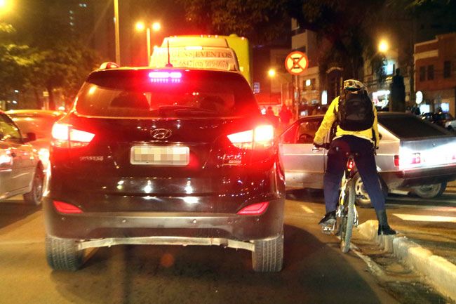 Depois de ser fechado por dois veículos, ciclista desiste do asfalto e segue pela calçada na altura da Praça do Riachuelo (fernando priamo/17-06-16)