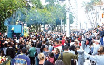 Do lado de fora, servidores acompanharam audiência pública por meio de telão instalado pela Câmara (MARCELO RIBEIRO/17-06-16)