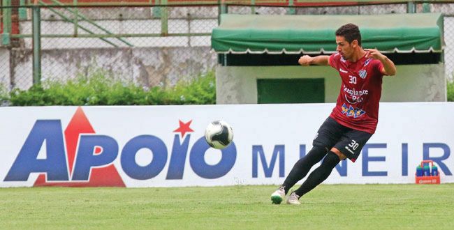 Semana de 12 pontos 2 Douglas é o único lateral de origem entre os relacionados (Leonardo Costa/tupifc.esp.br)
