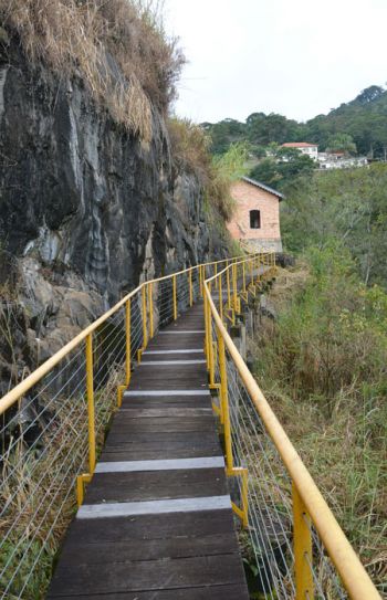Longe dos olhos 6 Entorno da passarela que liga o clube ao museu começou a ser capinado às vésperas da visita da Tribuna