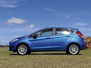 Fiesta 1.0 Ecoboost, com gasolina, faz 12 e 15,3km/l na cidade e na rodovia; já o Sigma 1.6 16V faz 11,3/14,9km/l