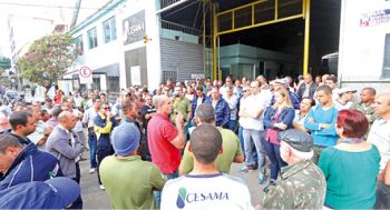 Funcionários da Cesama fizeram concentração em frente à Regional Sudoeste, no São Mateus 