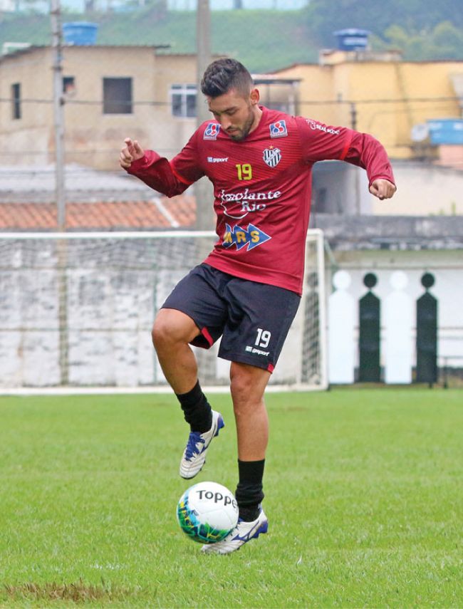 Pedreira em casa 2 Hiroshi deve atuar novamente como 'falso 9' no Carijó (Leonardo Costa/tupifc.esp.br)