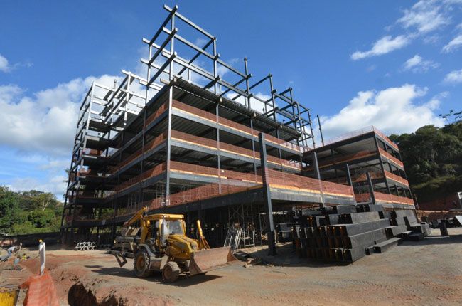 Novos hospitais particulares podem desafogar a rede 2 Hospital Unimed está localizado na Avenida Deusdedit Salgado e já tem cerca de 35% da obra concluídos (Marcelo Ribeiro/24-05-16)