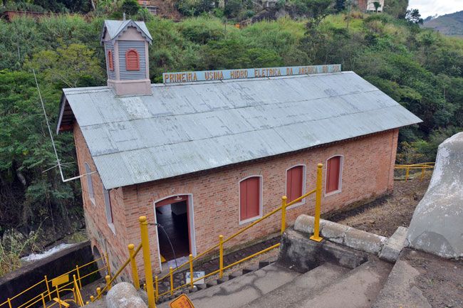Longe dos olhos 4 Intervenções realizadas pela pela Cemig incluiram manutenção elétrica e pintura e reforma do piso
