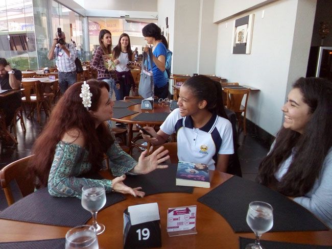 Jade e Nicole conversam com Graciela Mayrink