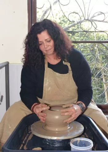 Cerâmicas à mesa 5 Júlia Vitral procura formas imperfeitas em suas peças