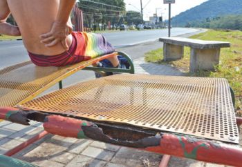 Mesmo com ferrugens, equipamento é usado na academia em frente à rodoviária (Marcelo Ribeiro/09-05-16)