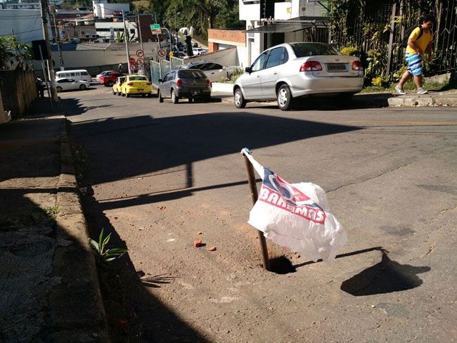 Moradores sinalizaram o problema na Avenida Presidente Costa e Silva