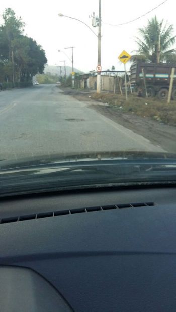 Na altura do Barreira do Triunfo, a pista está cheia de buracos e com asfalto danificado