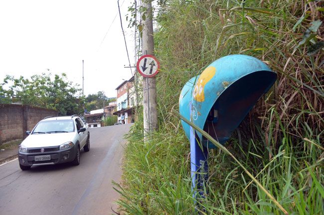 Na Rua José Kirchmaier, vegetação também atrapalha uso de orelhão (Olavo Prazeres/06-06-16)