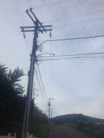 Na Rua Onofre Oliveira Sales, luz de poste fica acesa durante 24 horas