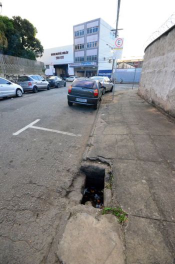 Na Rua Oswaldo Veloso, no Centro, tem bueiro com tampa quebrada (Olavo Prazeres/24-06-16)