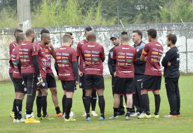 Por novos ares 3 Novo treinador conversou com grupo e comandou primeiro trabalho tático antes da viagem a Pelotas (olavo prazeres
