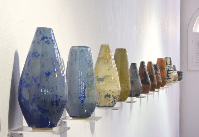 Cerâmicas à mesa 6 Obras em exposição apresentam esmalte que Júlia fabricou no próprio ateliê