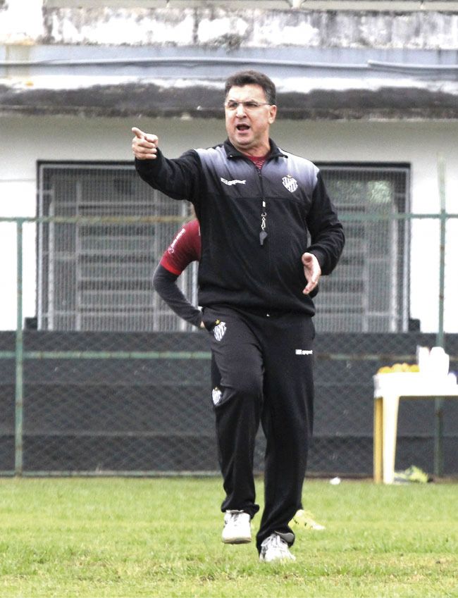 Mais um zagueiro 2 Para Estevam Soares detalhes são importantes para impulsionar time (Felipe Couri/tupifc.esp.br)