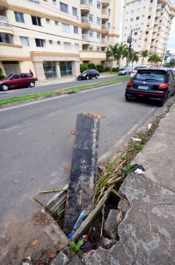 Pedaços de madeira e galhos de bambu sinalizam problema (Olavo Prazeres/22-06-16)