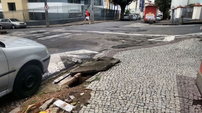 Problema com boca de lobo ocorre na esquina das rua Barão de Santa Helena com Sampaio (Eduardo Maia)