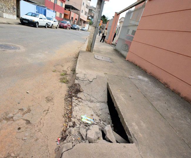 Problema também ocorre na Rua Tenente Guimarães, no Nova Era (Olavo Prazeres/27-06-16)