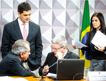 Raimundo Lira (PMDB-PB) e Antonio Anastasia (PSDB-MG) ontem, durante reunião na comissão do Senado