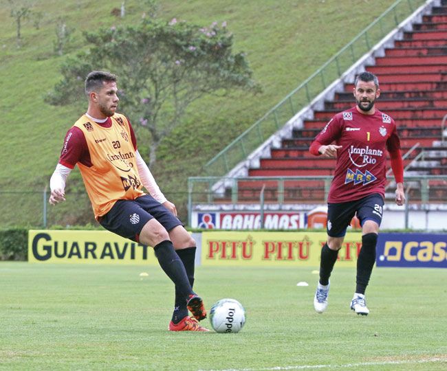Rodolfo Mol (com a bola) volta à zaga carijó hoje (Leonardo Costa/tupi f. c. esp. br)