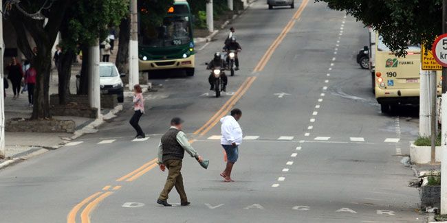 Também na Andradas, travessia é feita em área não sinalizada, apesar da proximidade com a faixa de pedestre (Fernando Priamo/08-06-16)