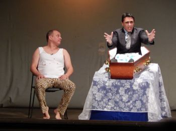 DIVULGAÇÃO Thadeu Santos e Marcelo Carvalho interpretam malandro e advogado caloteiros que relembram suas falcatruas antes do embarque para o céu ou inferno