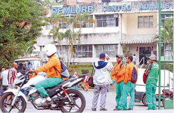 Trabalhadores do Demlurb se reuniram no início da manhã (Fotos: Leonardo Costa/01-06-16)