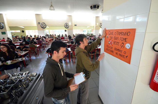 Ação busca levar à reflexão sobre o desperdício de comida nos RUs do centro e campus (Olavo Prazeres/18-07-16)