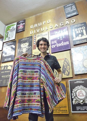 Crônicas de bastidores 5 Atualmente no grupo, Victor Dusseau exibe figurino de Zico, de