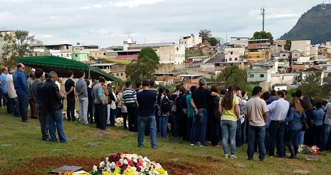 Homem confessa mortes da mãe, da tia e da sobrinha 4 Comoção e dor nos enterros no Parque da Saudade