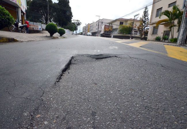 Condutores são surpreendidos com problema no asfalto (Olavo Prazeres/22-07-16)