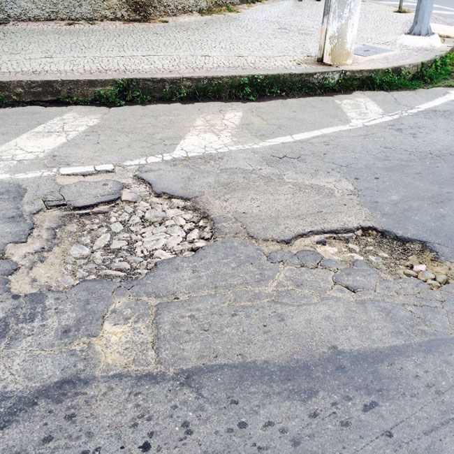 Crateras tomam boa parte da pista da Rua Marília (João Luiz Júnior)