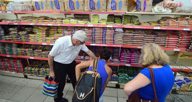 Feijão e leite pesam no bolso do juiz-forano 2 Depois de verificar os preços, consumidores dizem que vão buscar alternativas ao produto (Olavo Prazeres/07-07-16)