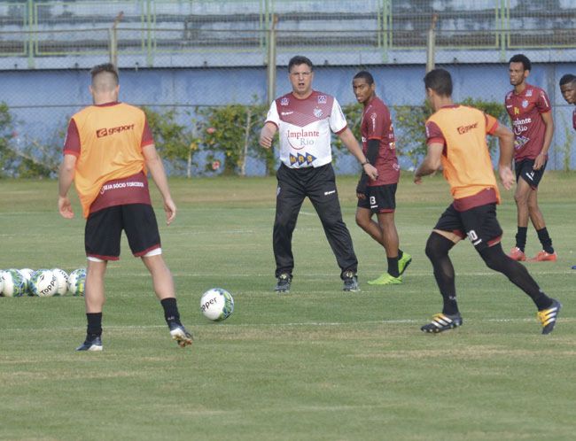Concentração por reviravolta 2 Estevam Soares pede mais atenção aos jogadores para que evitem passes errados (Marcelo Ribeiro)