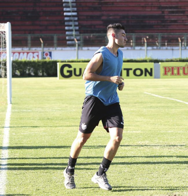 Thiago Sales treina no Tupi 2 Hiroshi ainda realiza trabalho de fortalecimento muscular e não deve jogar na sexta-feira (FERNANDO PRIAMO)